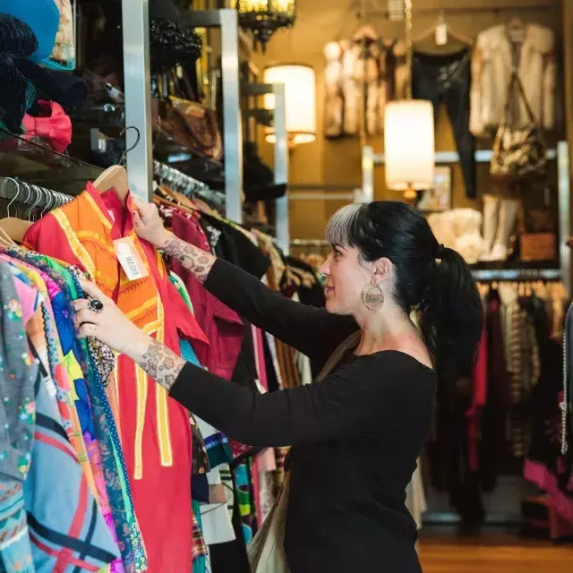 Una mujer compra en una boutique de San Francisco.